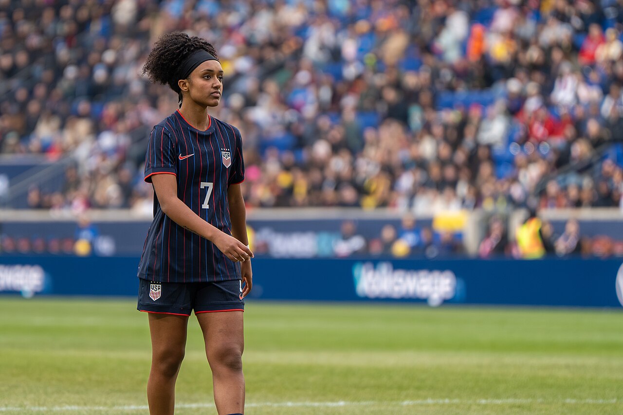 Lily Yohannes reçoit le trophée de révélation de l'UEFA Women's Champions League